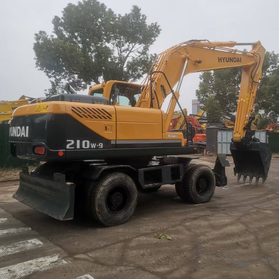 HYUNDAI R210W-9 - Колёсный экскаватор: фото 2 HYUNDAI R210W-9 - Колёсный экскаватор: фото 2