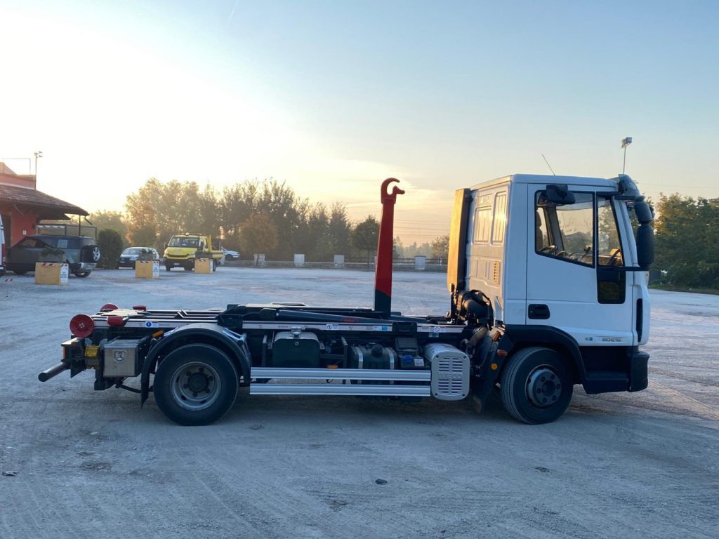 Крюковой мультилифт IVECO EUROCARGO 80 E18 CON IMPIANTO SCARRABILE NUO: фото 7 Крюковой мультилифт IVECO EUROCARGO 80 E18 CON IMPIANTO SCARRABILE NUO: фото 7