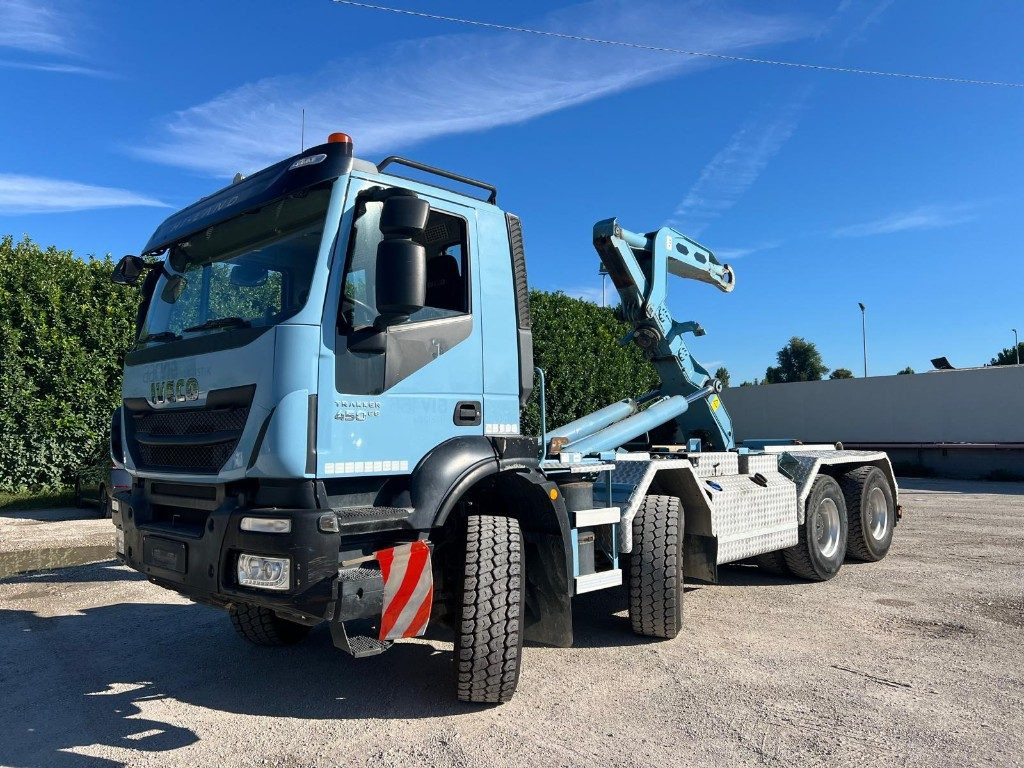 IVECO TRAKKER 450 SCARRABILE - Крюковой мультилифт: фото 1 IVECO TRAKKER 450 SCARRABILE - Крюковой мультилифт: фото 1