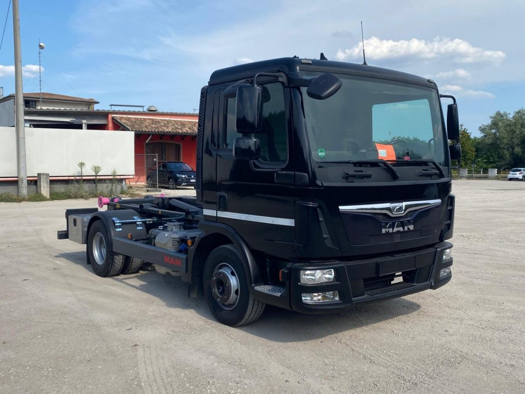 MAN TGL 12.220 CON SCARRABILE NUOVO - Крюковой мультилифт: фото 1 MAN TGL 12.220 CON SCARRABILE NUOVO - Крюковой мультилифт: фото 1