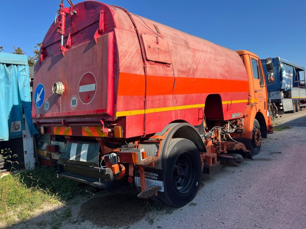 MERCEDES-BENZ MERCEDES AUTOSPAZZATRICE USATA - Подметально-уборочная машина: фото 3 MERCEDES-BENZ MERCEDES AUTOSPAZZATRICE USATA - Подметально-уборочная машина: фото 3