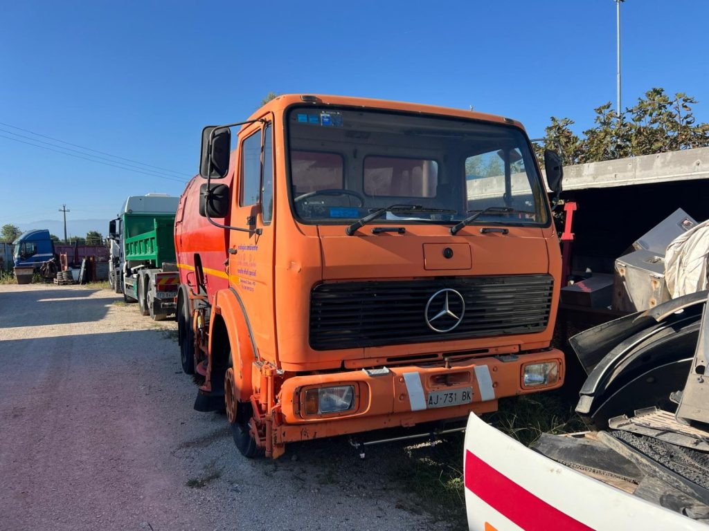 MERCEDES-BENZ MERCEDES AUTOSPAZZATRICE USATA - Подметально-уборочная машина: фото 2 MERCEDES-BENZ MERCEDES AUTOSPAZZATRICE USATA - Подметально-уборочная машина: фото 2