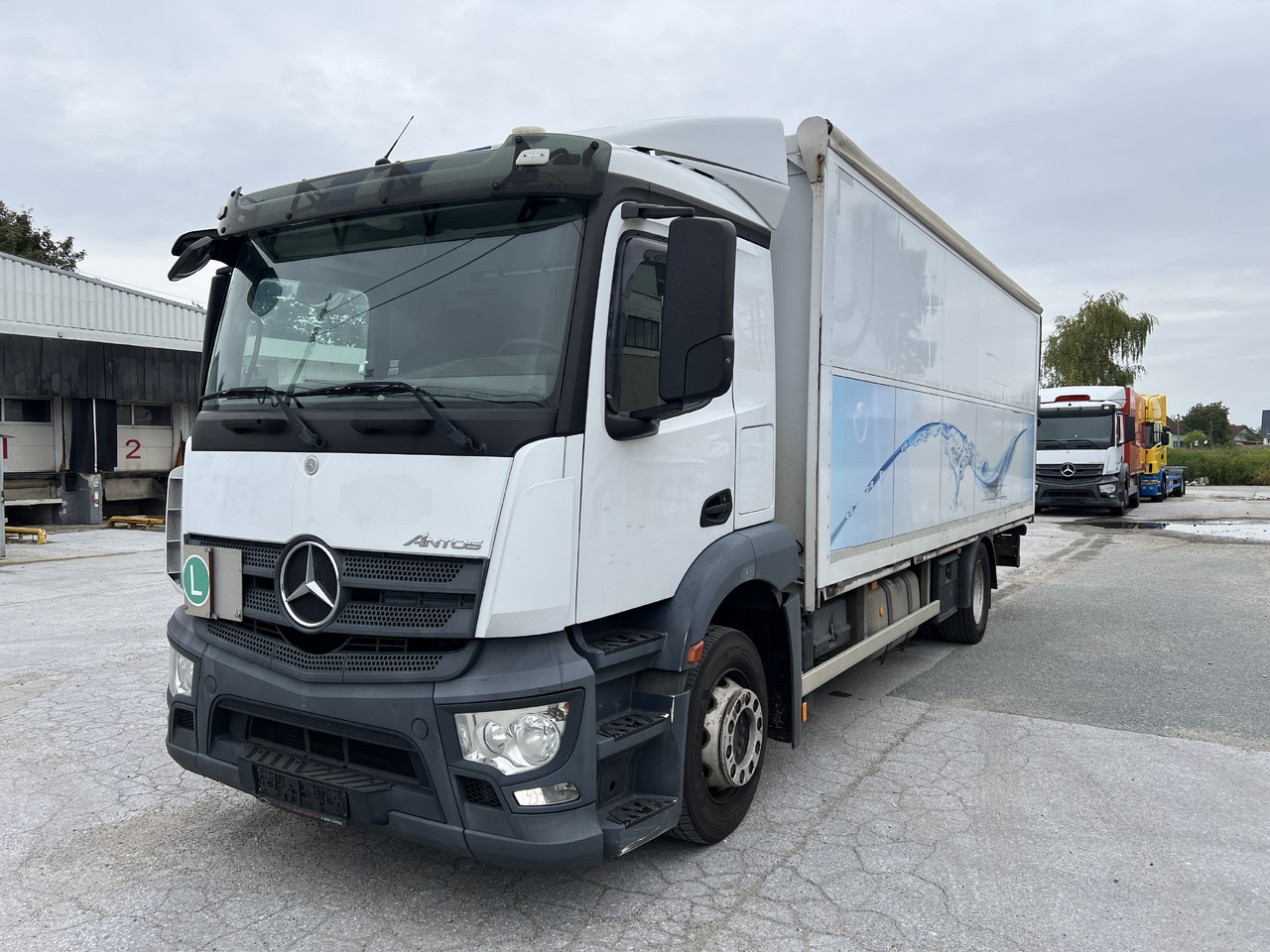 MERCEDES-BENZ ANTOS 18.30 L automatische Seitenladung | LBW | Klima | Tempomat - Грузовик для перевозки напитков: фото 1 MERCEDES-BENZ ANTOS 18.30 L automatische Seitenladung | LBW | Klima | Tempomat - Грузовик для перевозки напитков: фото 1