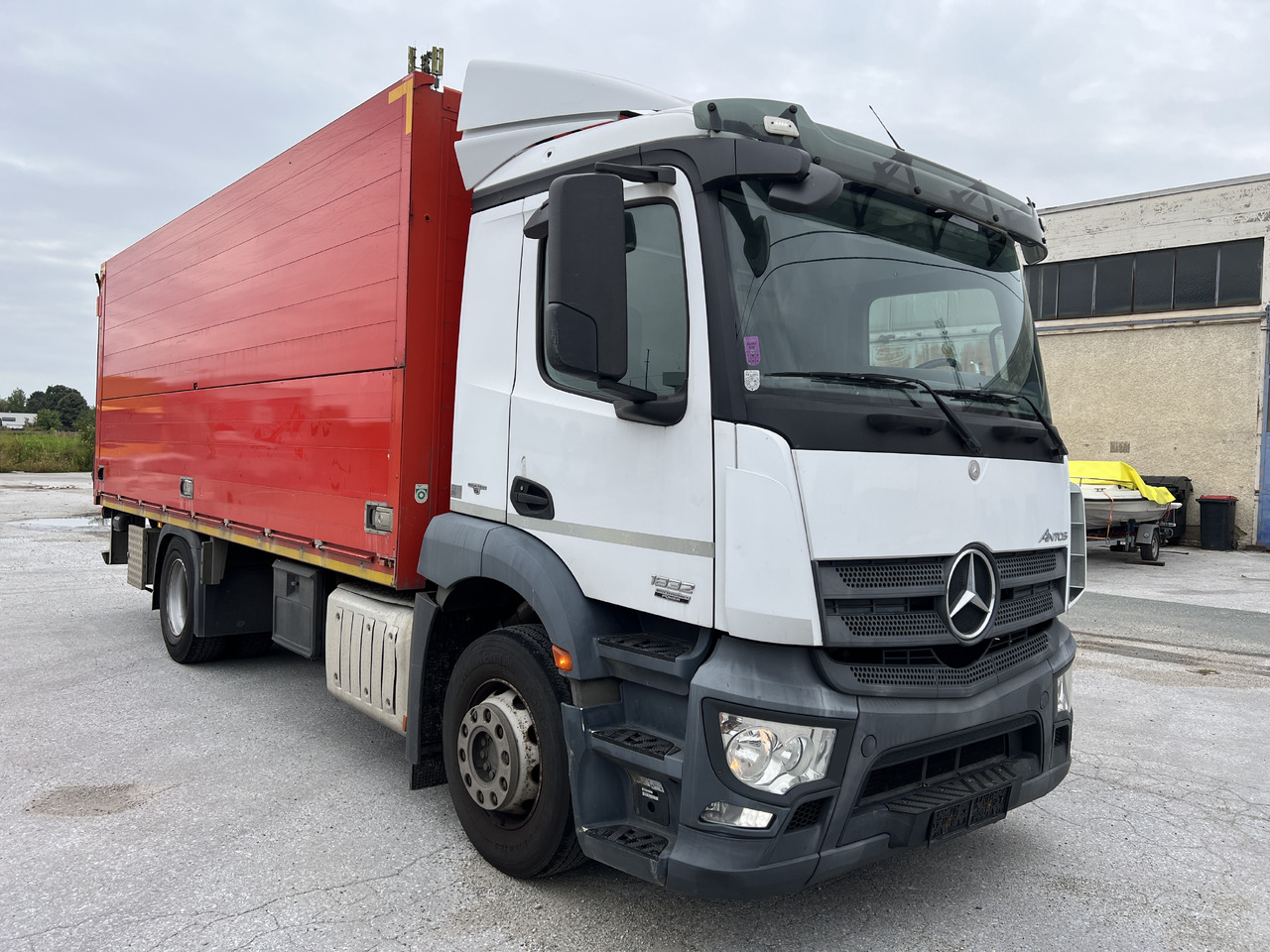 MERCEDES-BENZ ANTOS 1832 Getränkw. LBW | Klima | EURO 6 - Грузовик для перевозки напитков: фото 2 MERCEDES-BENZ ANTOS 1832 Getränkw. LBW | Klima | EURO 6 - Грузовик для перевозки напитков: фото 2