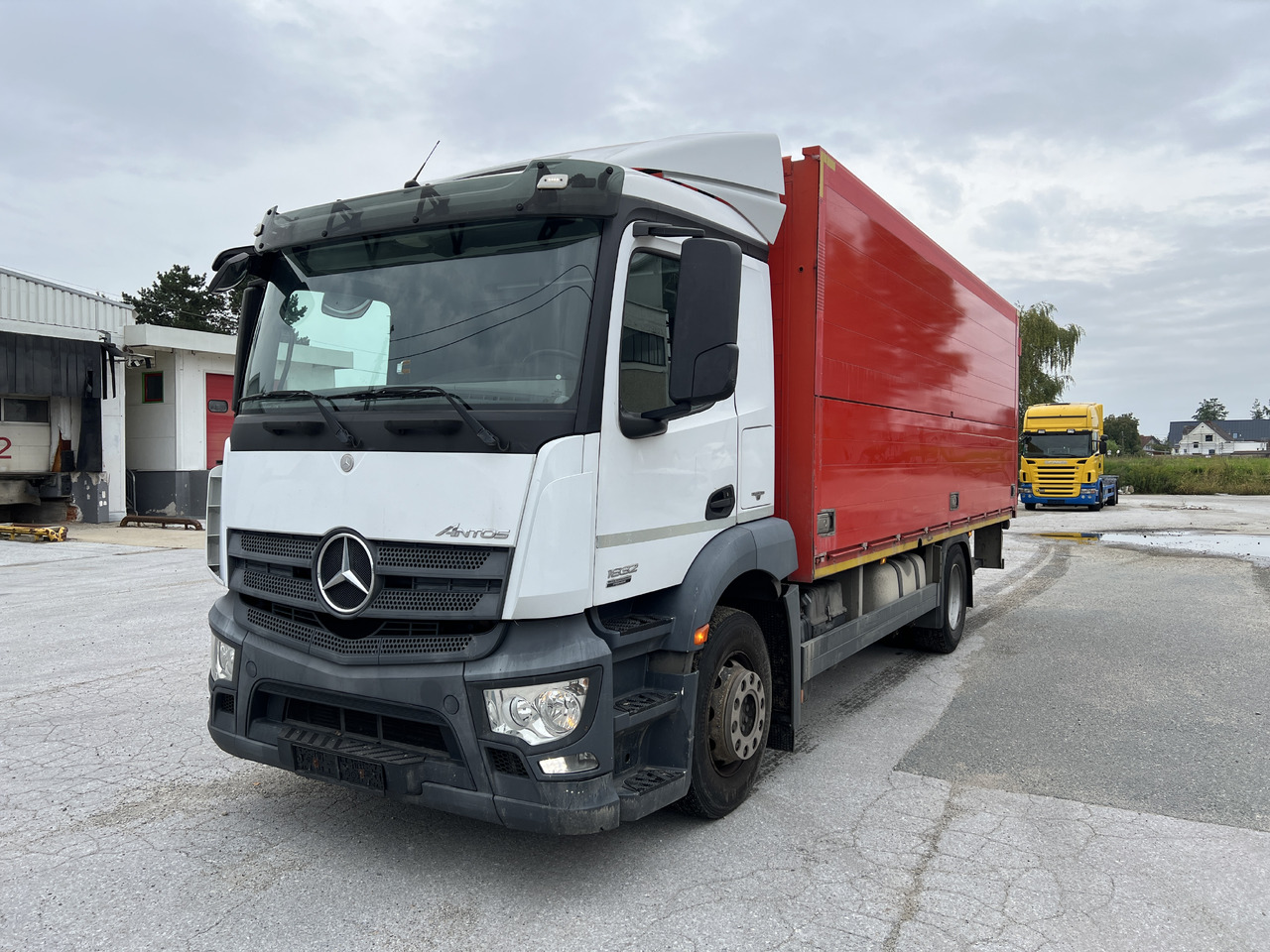 MERCEDES-BENZ ANTOS 1832 Getränkw. LBW | Klima | EURO 6 - Грузовик для перевозки напитков: фото 1 MERCEDES-BENZ ANTOS 1832 Getränkw. LBW | Klima | EURO 6 - Грузовик для перевозки напитков: фото 1