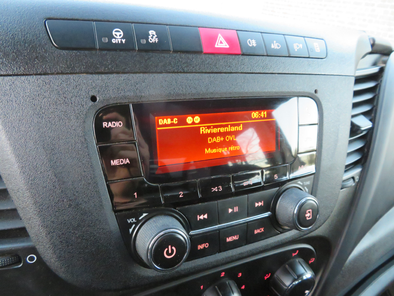 Малотоннажный самосвал, Грузопассажирский фургон Iveco Daily 35C16 3.0: фото 14