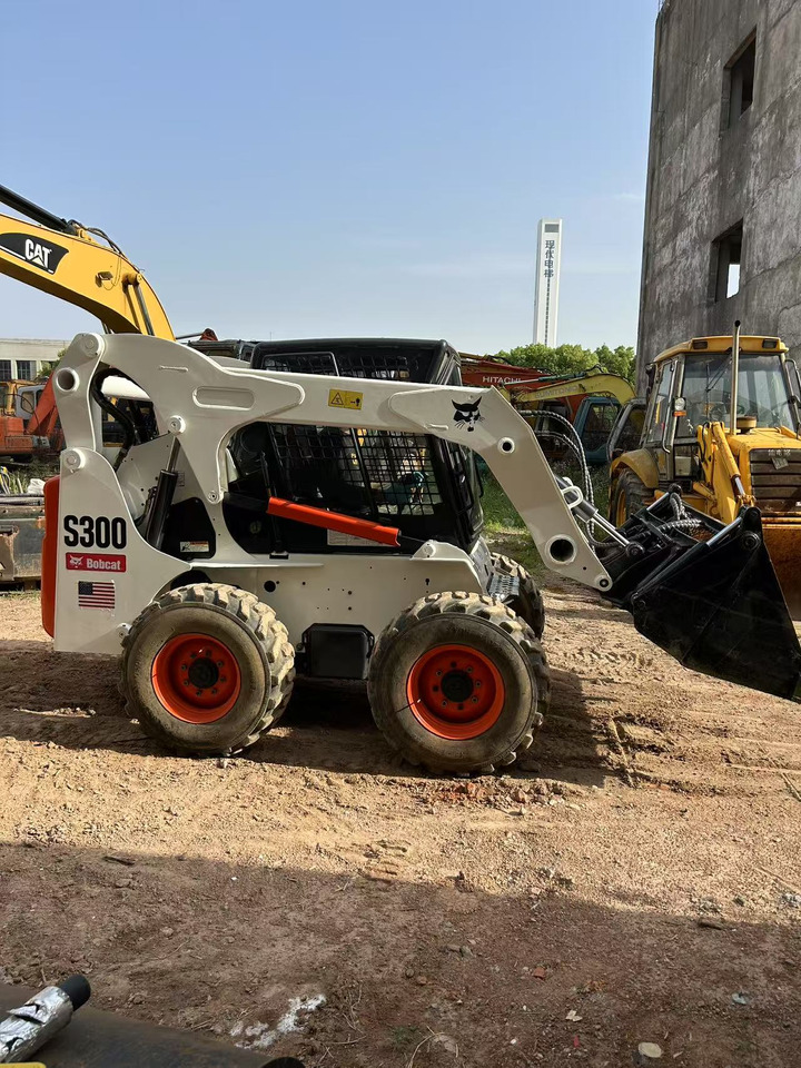 BOBCAT BOBCAT Skid Steer Loader S300 - Мини-погрузчик с бортовым поворотом: фото 2 BOBCAT BOBCAT Skid Steer Loader S300 - Мини-погрузчик с бортовым поворотом: фото 2