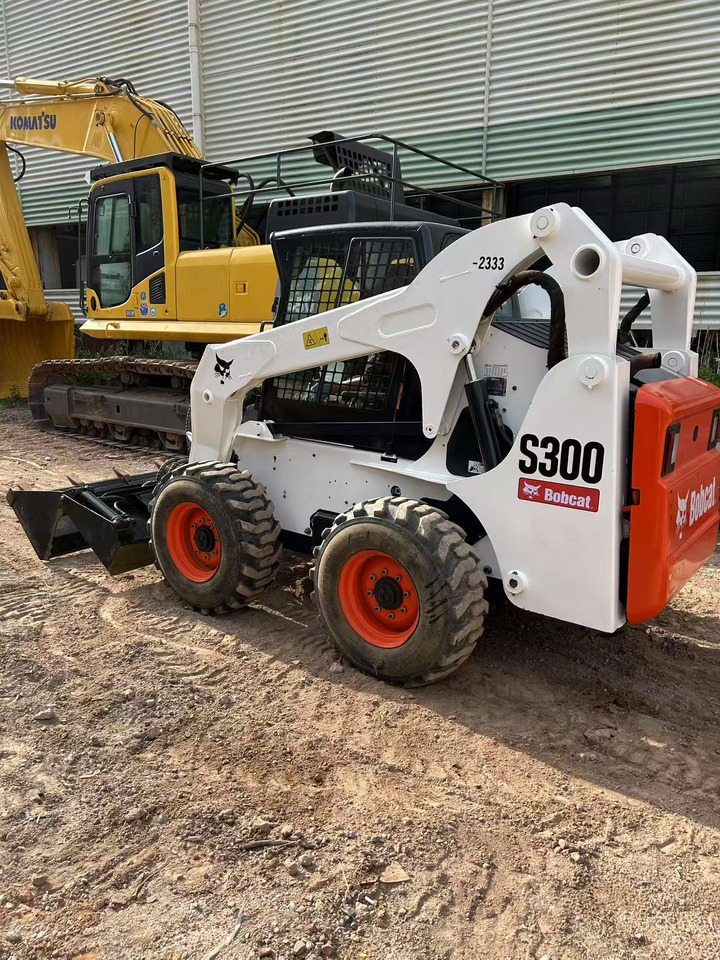 BOBCAT BOBCAT Skid Steer Loader S300 - Мини-погрузчик с бортовым поворотом: фото 4 BOBCAT BOBCAT Skid Steer Loader S300 - Мини-погрузчик с бортовым поворотом: фото 4