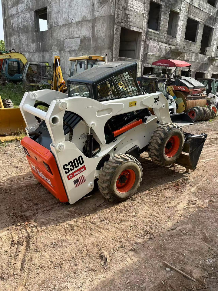 BOBCAT BOBCAT Skid Steer Loader S300 - Мини-погрузчик с бортовым поворотом: фото 3 BOBCAT BOBCAT Skid Steer Loader S300 - Мини-погрузчик с бортовым поворотом: фото 3