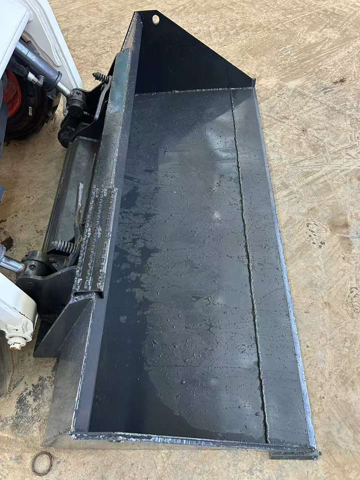 BOBCAT Skid Steer Loader S130 - Мини-погрузчик с бортовым поворотом: фото 4 BOBCAT Skid Steer Loader S130 - Мини-погрузчик с бортовым поворотом: фото 4