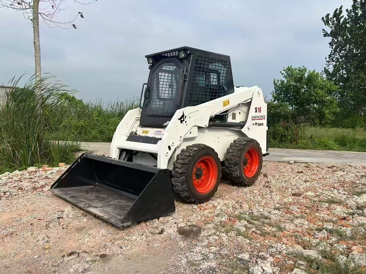 BOBCAT Skid Steer Loader S16 - Мини-погрузчик с бортовым поворотом: фото 2 BOBCAT Skid Steer Loader S16 - Мини-погрузчик с бортовым поворотом: фото 2