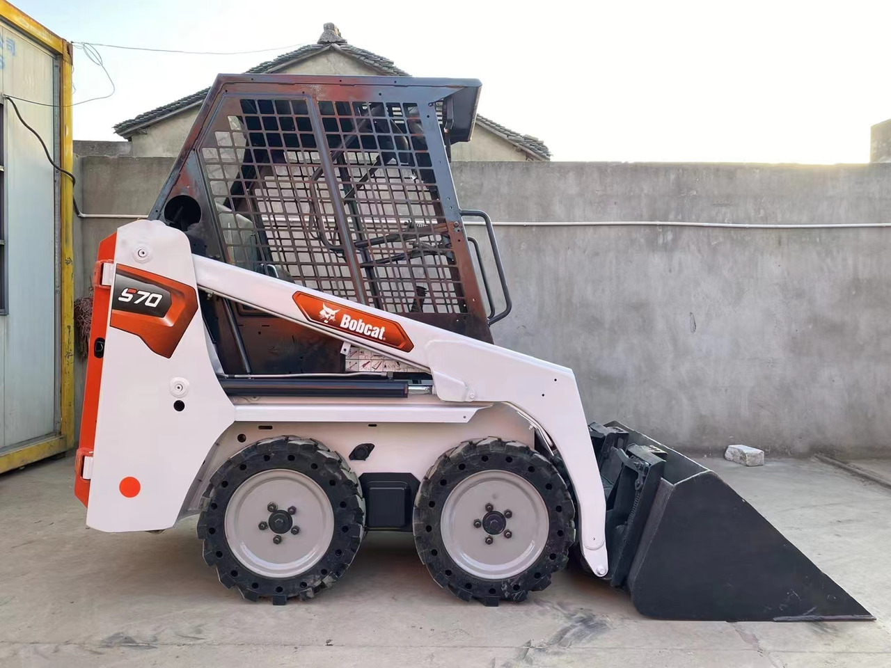 BOBCAT Skid Steer Loader S70 - Мини-погрузчик с бортовым поворотом: фото 1 BOBCAT Skid Steer Loader S70 - Мини-погрузчик с бортовым поворотом: фото 1