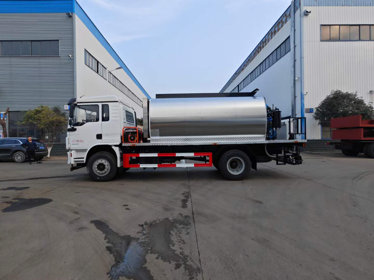 DONGFENG Asphalt Spreader - Гудронатор: фото 3 DONGFENG Asphalt Spreader - Гудронатор: фото 3