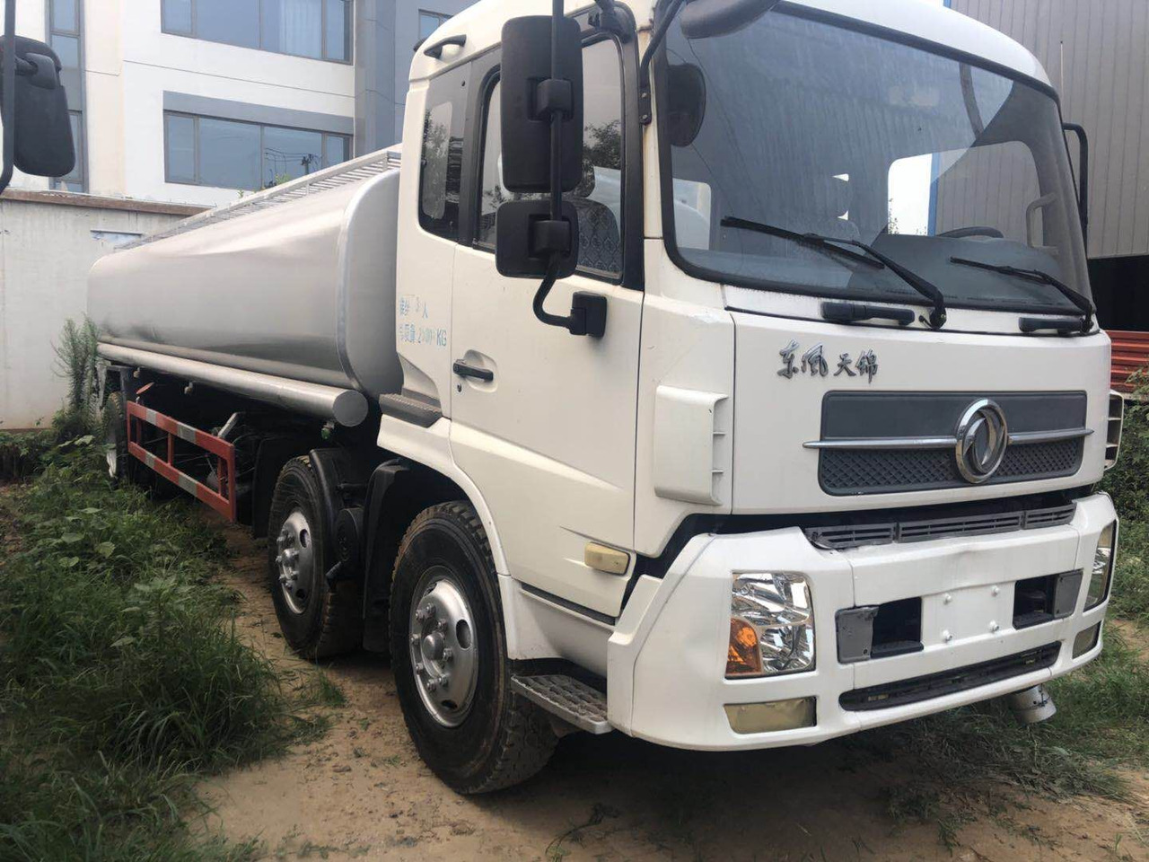 DONGFENG fuel tanker CLICK HERE FOR DISCOUNT - Грузовик-цистерна: фото 1 DONGFENG fuel tanker CLICK HERE FOR DISCOUNT - Грузовик-цистерна: фото 1