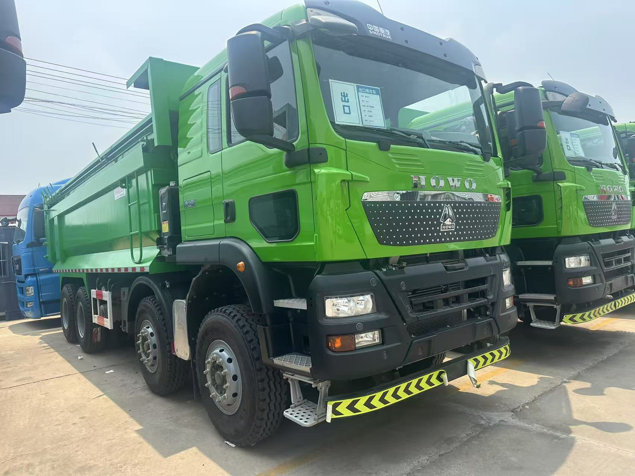 SINOTRUK Dump Truck 8x4 Click for Discount - Самосвал: фото 1 SINOTRUK Dump Truck 8x4 Click for Discount - Самосвал: фото 1