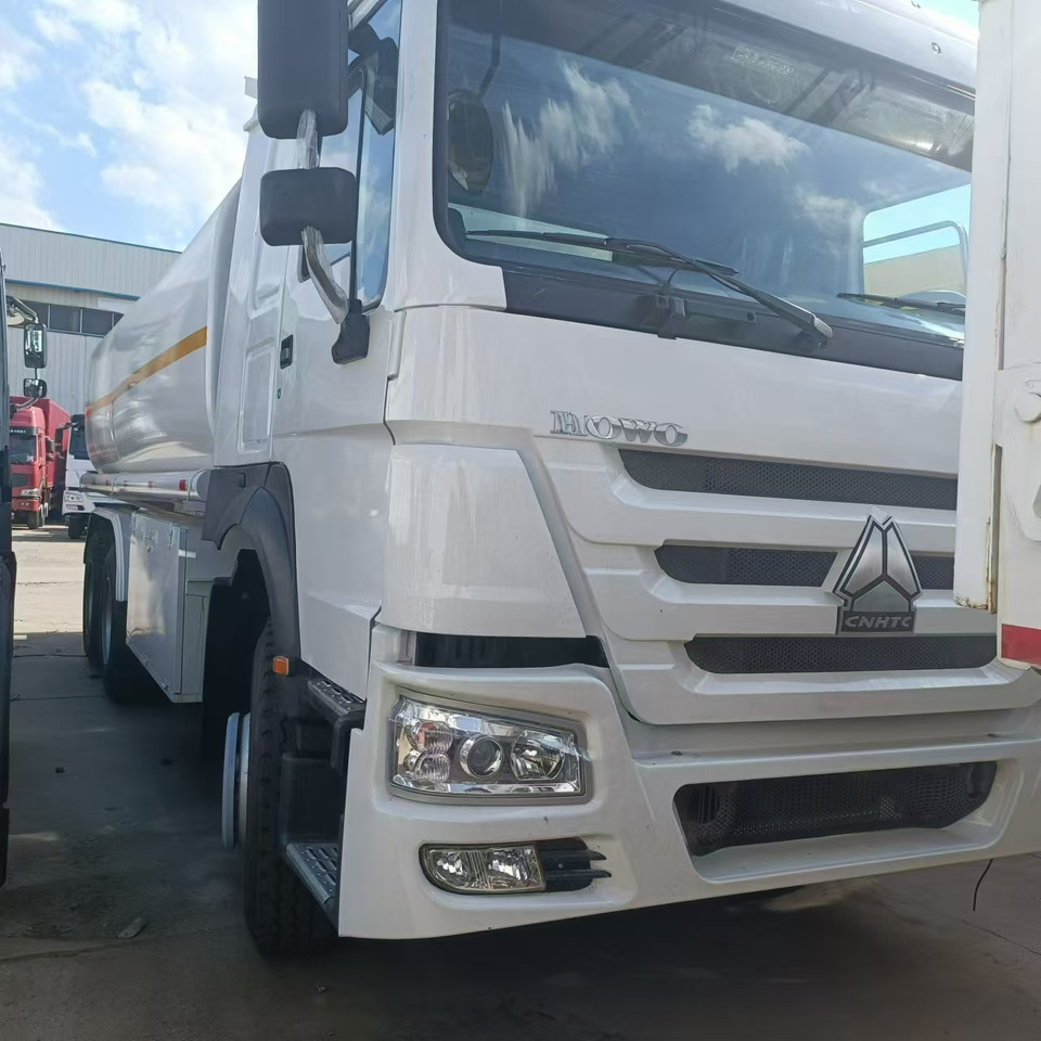 SINOTRUK HOWO 371 - Грузовик-цистерна: фото 2 SINOTRUK HOWO 371 - Грузовик-цистерна: фото 2