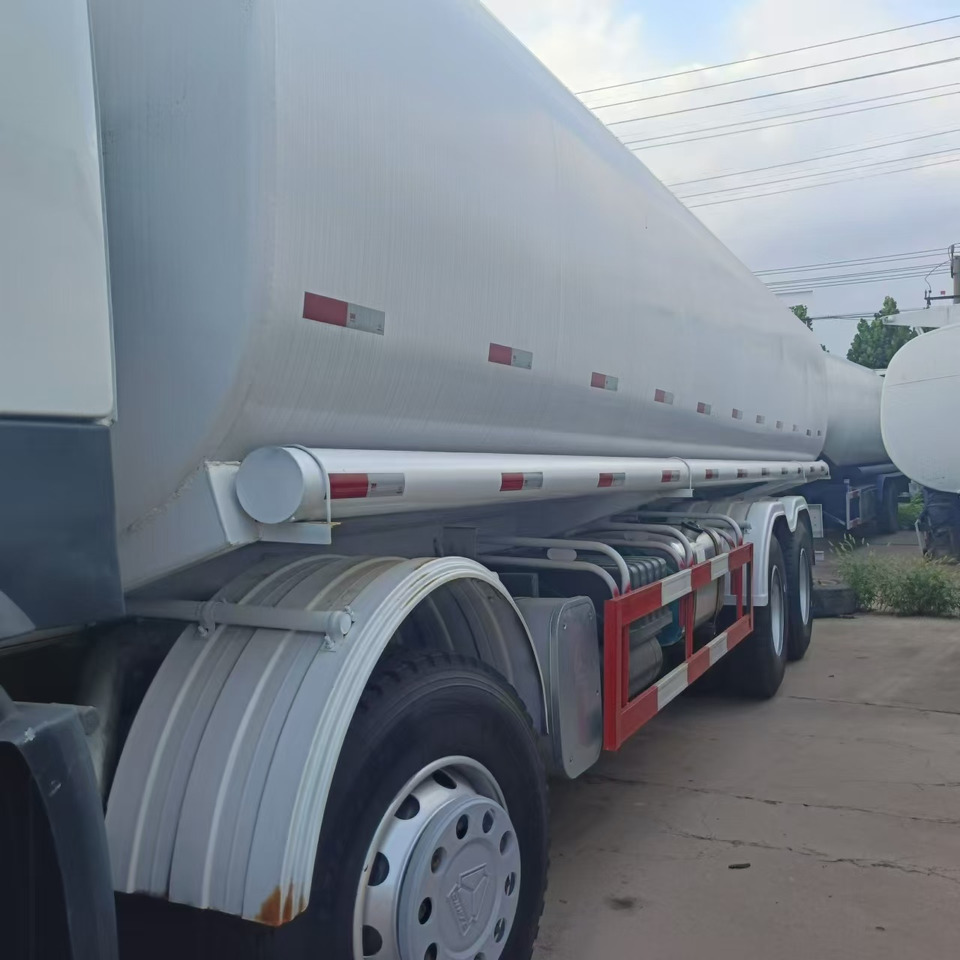 SINOTRUK Howo 371 Fuel Tanker Click Here For DISCOUNT - Грузовик-цистерна: фото 4 SINOTRUK Howo 371 Fuel Tanker Click Here For DISCOUNT - Грузовик-цистерна: фото 4