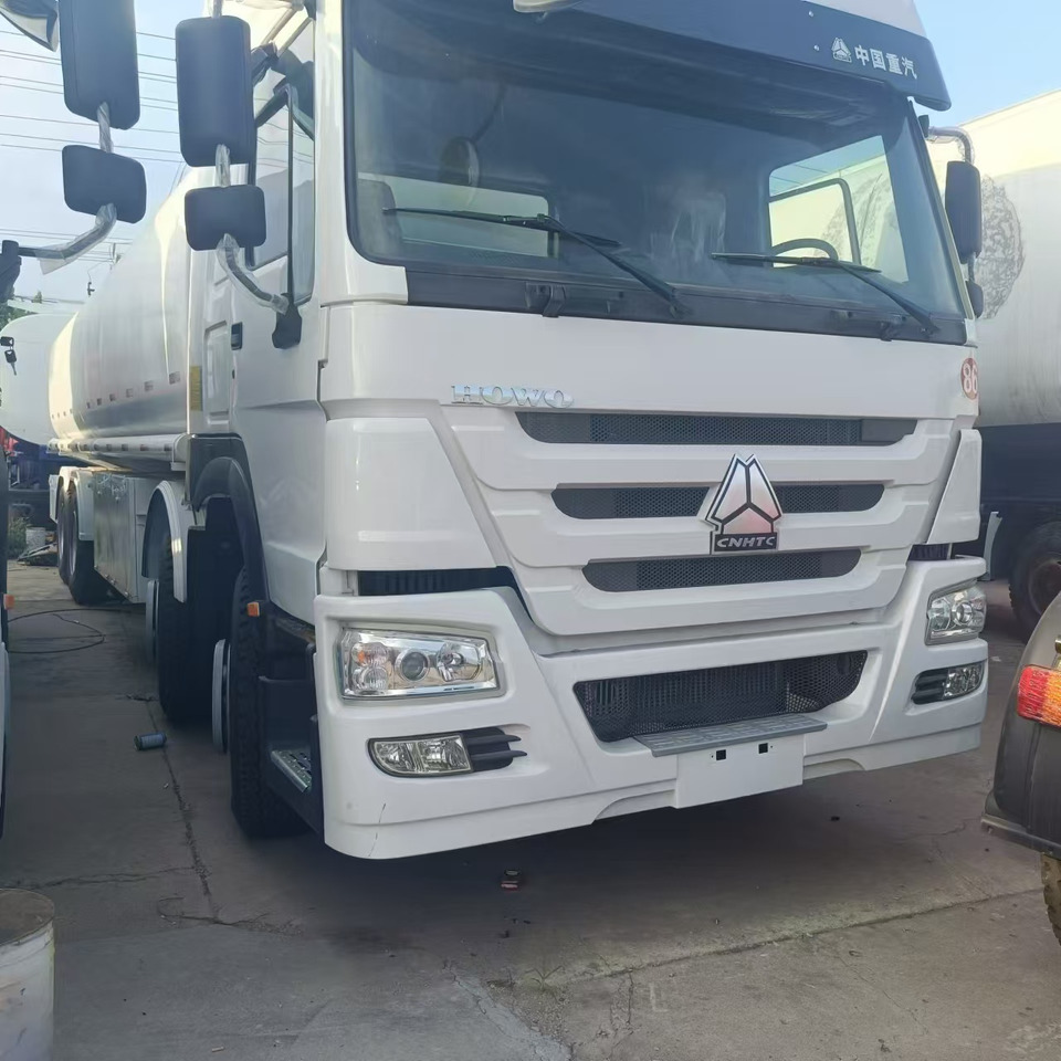 SINOTRUK Howo 371 Fuel Tanker Click Here For DISCOUNT - Грузовик-цистерна: фото 3 SINOTRUK Howo 371 Fuel Tanker Click Here For DISCOUNT - Грузовик-цистерна: фото 3