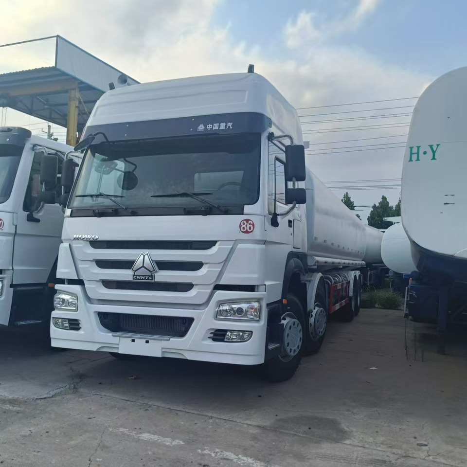 SINOTRUK Howo 371 Fuel Tanker Click Here For DISCOUNT - Грузовик-цистерна: фото 2 SINOTRUK Howo 371 Fuel Tanker Click Here For DISCOUNT - Грузовик-цистерна: фото 2