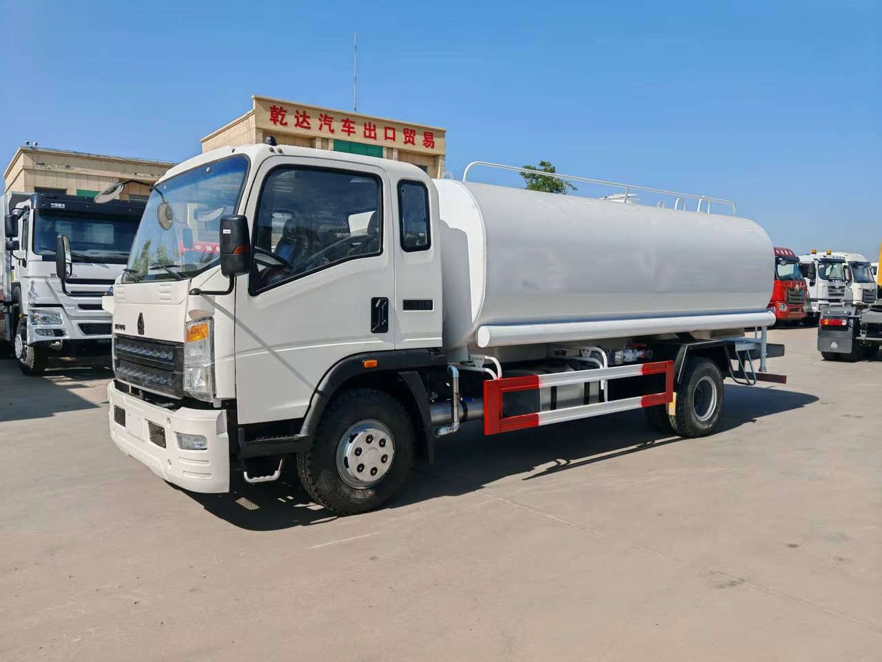 SINOTRUK Howo Water Tanker Click Here For DISCOUNT - Грузовик-цистерна: фото 2 SINOTRUK Howo Water Tanker Click Here For DISCOUNT - Грузовик-цистерна: фото 2