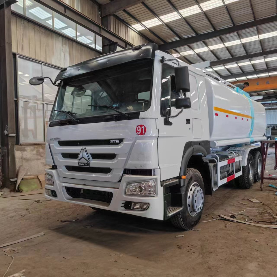 Sinotruck HOWO 371 Fuel Tanker Large Capacity Fuel Vehicle - Грузовик-цистерна: фото 2 Sinotruck HOWO 371 Fuel Tanker Large Capacity Fuel Vehicle - Грузовик-цистерна: фото 2