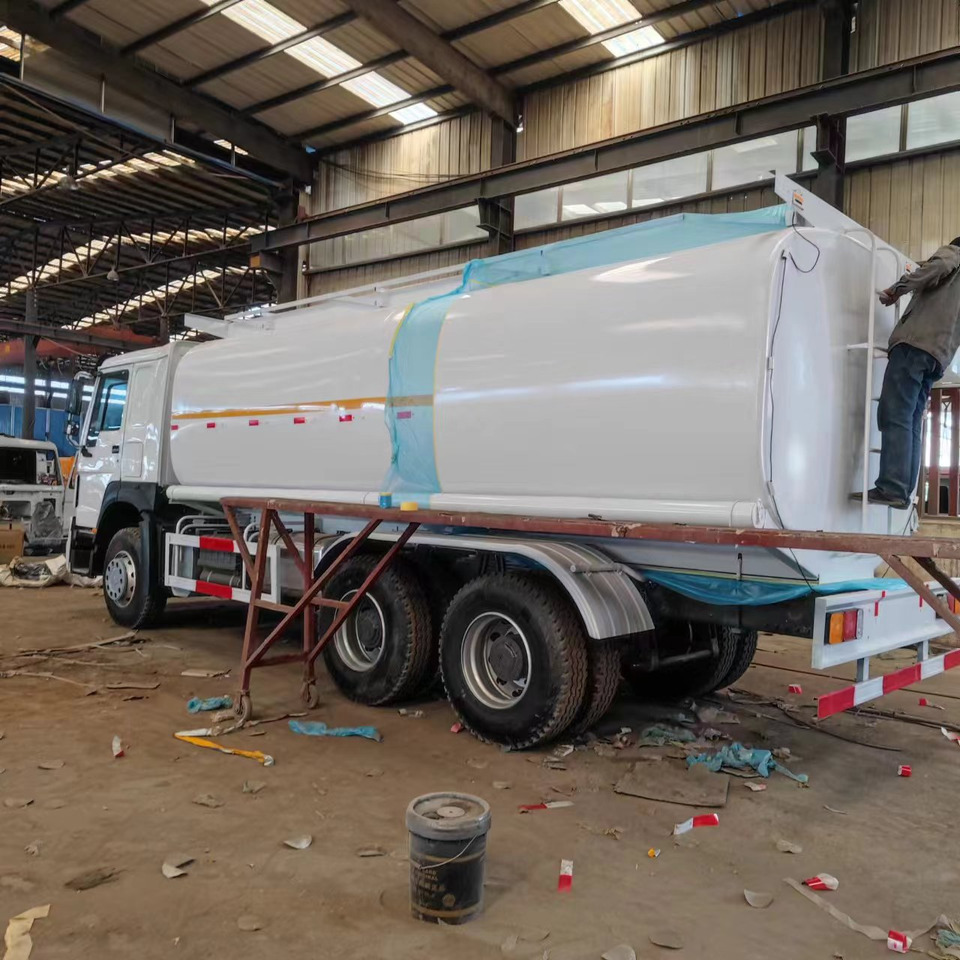 Sinotruck HOWO 371 Fuel Tanker Large Capacity Fuel Vehicle - Грузовик-цистерна: фото 4 Sinotruck HOWO 371 Fuel Tanker Large Capacity Fuel Vehicle - Грузовик-цистерна: фото 4