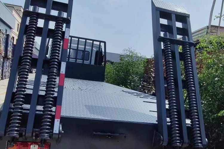 SHACMAN SHACMAN L3000 4x2 Light Cargo Truck with Rear Loading Ramp - Грузовик бортовой/ Платформа: фото 5 SHACMAN SHACMAN L3000 4x2 Light Cargo Truck with Rear Loading Ramp - Грузовик бортовой/ Платформа: фото 5