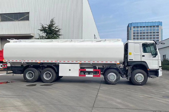 SINOTRUK Howo 371 Petrol Tank Truck Price for Sale in Saudi Arabia - Грузовик-цистерна: фото 4 SINOTRUK Howo 371 Petrol Tank Truck Price for Sale in Saudi Arabia - Грузовик-цистерна: фото 4