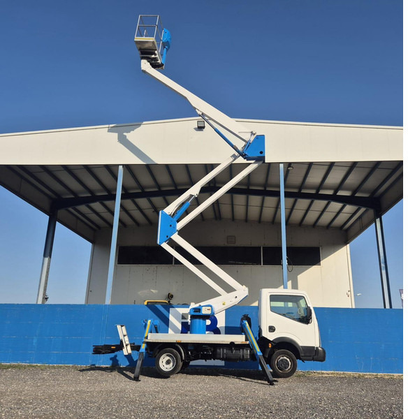 Usado SOCAGE DA320 sobre NISSAN CABSTAR 35.12 - Подъёмник: фото 4 Usado SOCAGE DA320 sobre NISSAN CABSTAR 35.12 - Подъёмник: фото 4