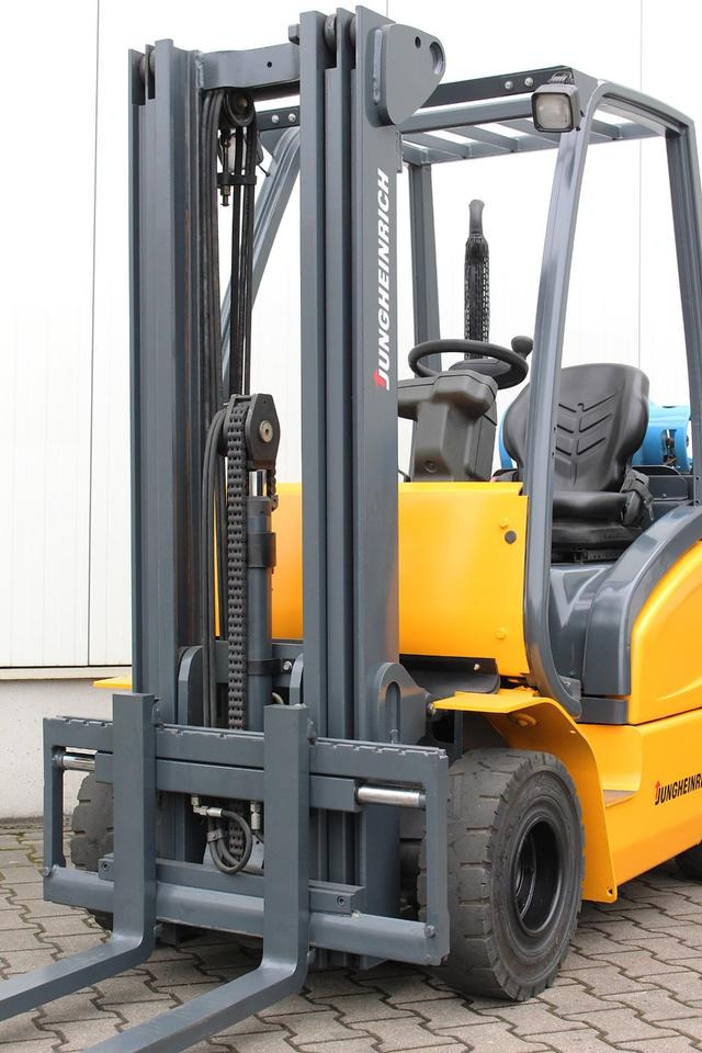 Газовый погрузчик JUNGHEINRICH TFG316s Triplex 4,5m UVV: фото 19 Газовый погрузчик JUNGHEINRICH TFG316s Triplex 4,5m UVV: фото 19