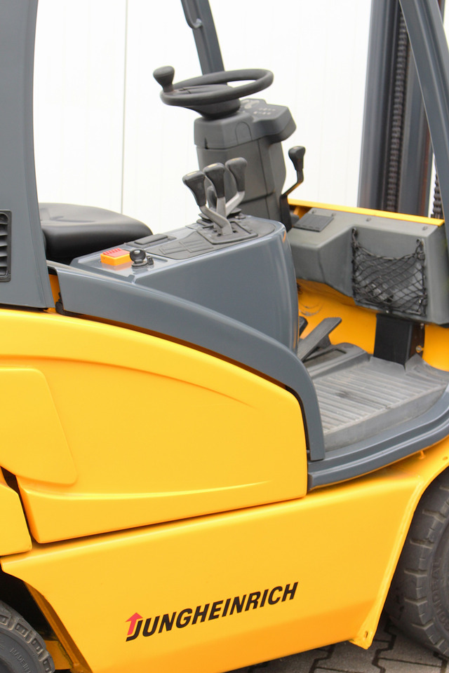 Газовый погрузчик JUNGHEINRICH TFG316s Triplex 4,5m UVV: фото 23 Газовый погрузчик JUNGHEINRICH TFG316s Triplex 4,5m UVV: фото 23