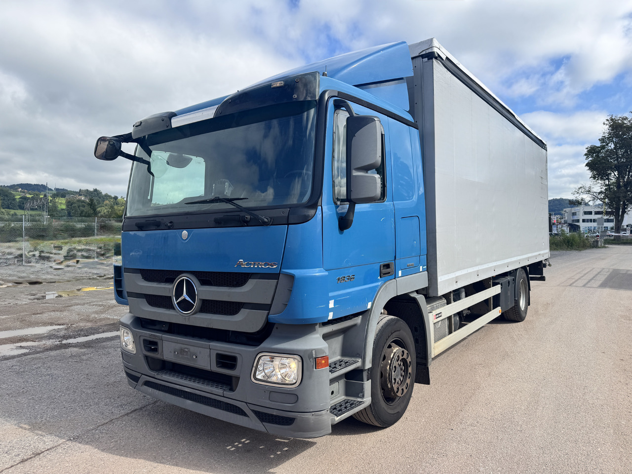 MERCEDES-BENZ Actros 1836 4x2 Blache-Hebebühne - Тентованный грузовик: фото 1 MERCEDES-BENZ Actros 1836 4x2 Blache-Hebebühne - Тентованный грузовик: фото 1