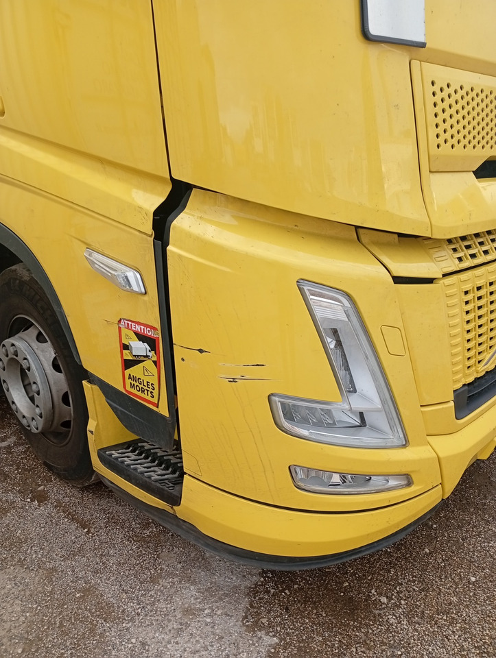 VOLVO FH 460 Aero, Damaged, Located in Bari,Italy - Тягач: фото 4 VOLVO FH 460 Aero, Damaged, Located in Bari,Italy - Тягач: фото 4