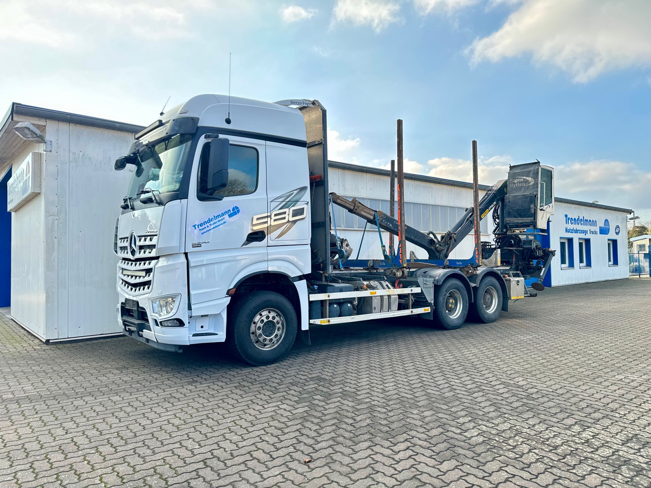 Mercedes Arocs 3358 L 6x4 Radstand 4500 Arocs 3358 L 6x4 Blatt-Luft Gefedert - Лесовоз: фото 1 Mercedes Arocs 3358 L 6x4 Radstand 4500 Arocs 3358 L 6x4 Blatt-Luft Gefedert - Лесовоз: фото 1