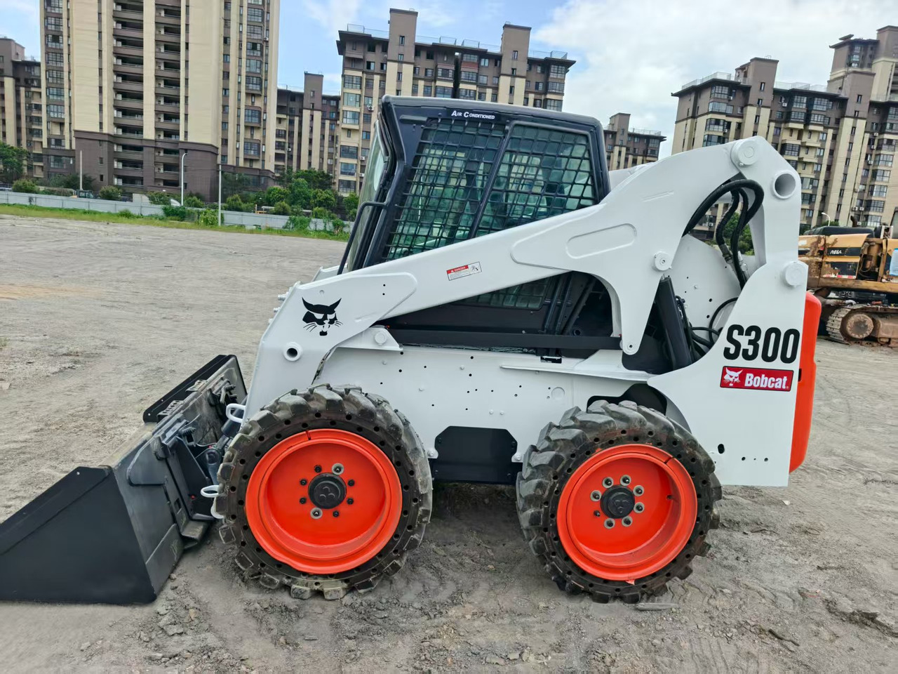 BOBCAT skid steer loader S300 Mining/Agriculture/Urban Construction - Мини-погрузчик с бортовым поворотом: фото 1 BOBCAT skid steer loader S300 Mining/Agriculture/Urban Construction - Мини-погрузчик с бортовым поворотом: фото 1