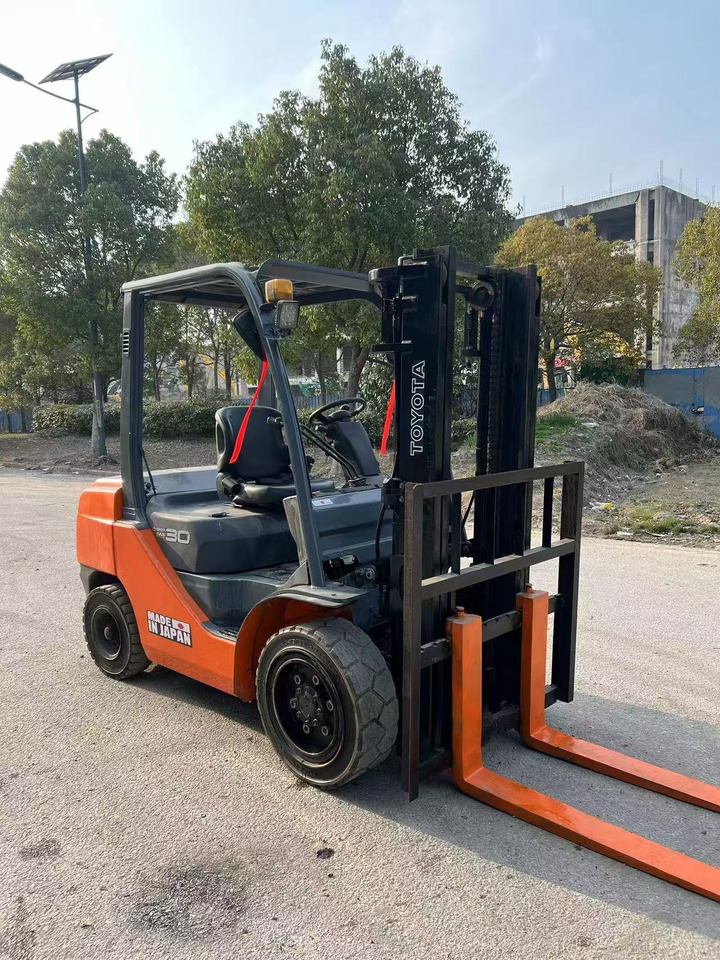 TOYOTA 3 ton 8F used japan brand diesel forklift - Дизельный погрузчик: фото 2 TOYOTA 3 ton 8F used japan brand diesel forklift - Дизельный погрузчик: фото 2