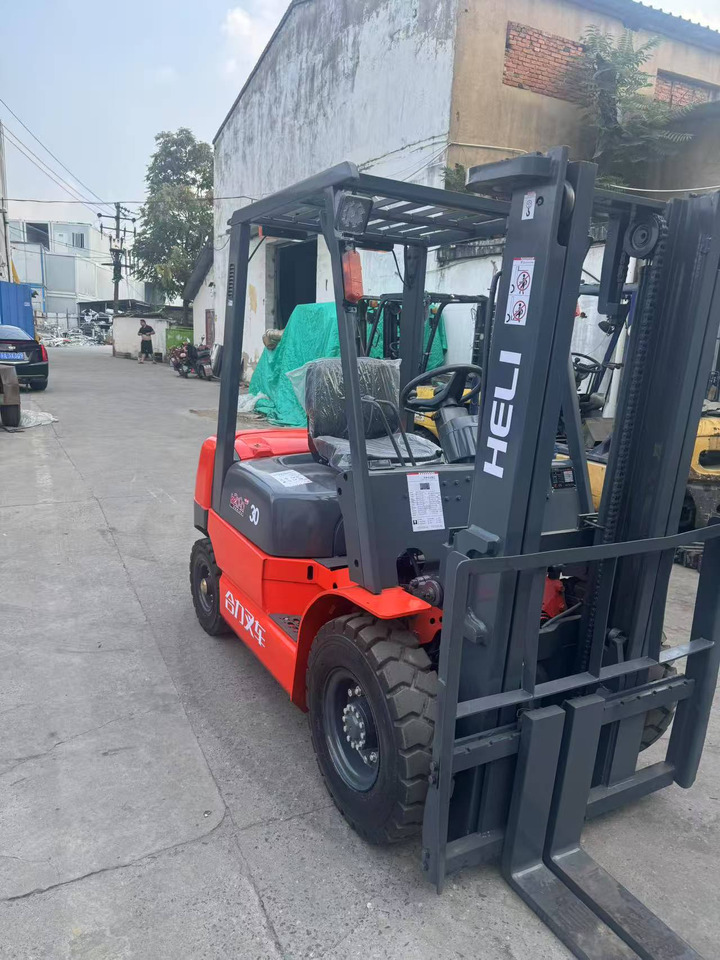 Heli stock new 2024 model 3T diesel forklift Customizable Mast & Clamp - Дизельный погрузчик: фото 2 Heli stock new 2024 model 3T diesel forklift Customizable Mast & Clamp - Дизельный погрузчик: фото 2