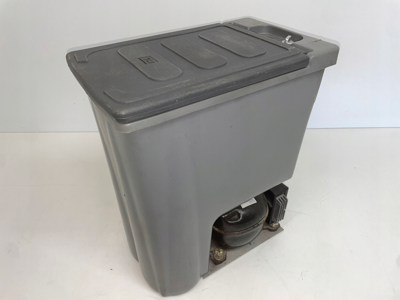 LODÓWKA CHŁODZIARKA MERCEDES ACTROS 80032324 - Кабина и интерьер для Грузовиков: фото 1 LODÓWKA CHŁODZIARKA MERCEDES ACTROS 80032324 - Кабина и интерьер для Грузовиков: фото 1