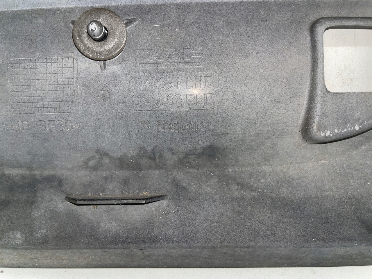 PODSZYBIE DAF MASKOWNICA OSŁONA DAF XF EURO 6 1940691 - Ветровое стекло для Грузовиков: фото 4 PODSZYBIE DAF MASKOWNICA OSŁONA DAF XF EURO 6 1940691 - Ветровое стекло для Грузовиков: фото 4