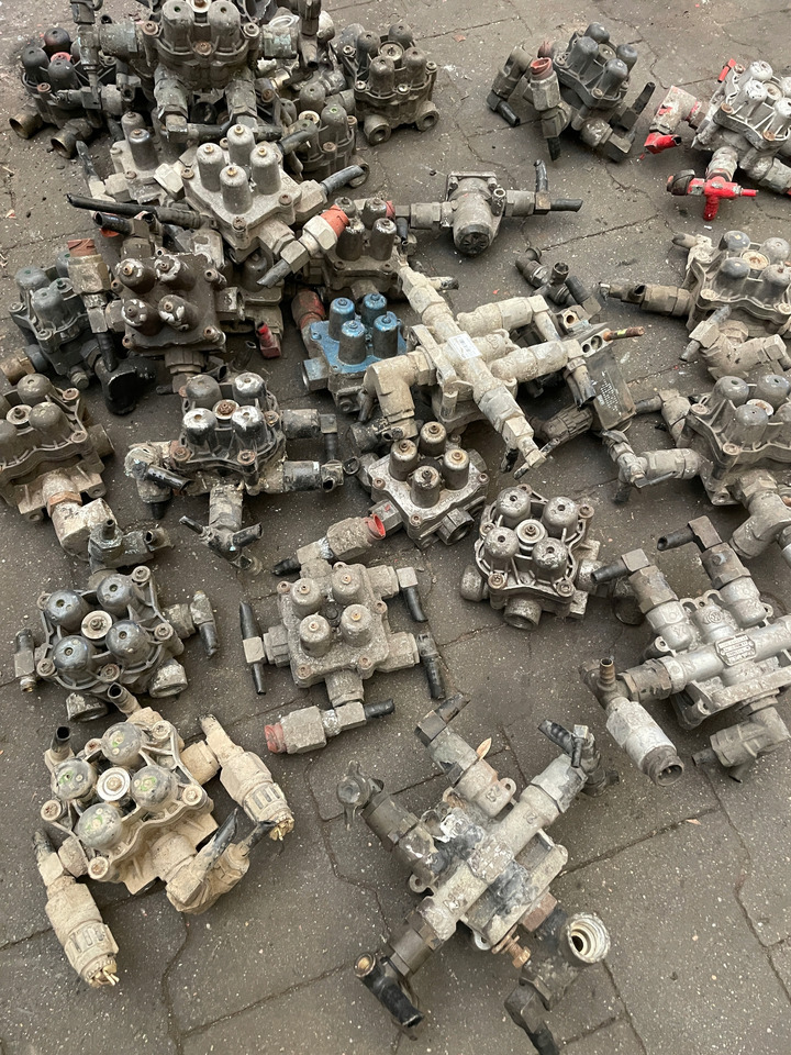 ZAWÓR CZTERODROŻNY MAN TGX TGS TGA 81521516096 - Тормозной клапан для Грузовиков: фото 3 ZAWÓR CZTERODROŻNY MAN TGX TGS TGA 81521516096 - Тормозной клапан для Грузовиков: фото 3