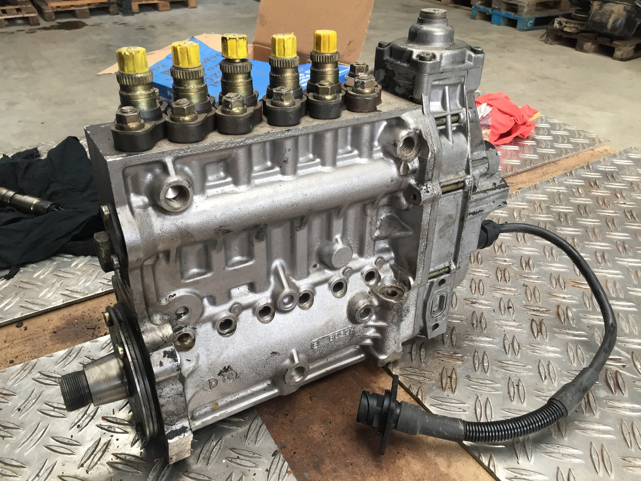 Топливный насос для Грузовиков Gebrauchte Einspritzpumpe MAN TGA, 5 Zylinder, Bosch - Nr. : 0402 795 204, MAN 59.11103 - 7538: фото 6 Топливный насос для Грузовиков Gebrauchte Einspritzpumpe MAN TGA, 5 Zylinder, Bosch - Nr. : 0402 795 204, MAN 59.11103 - 7538: фото 6