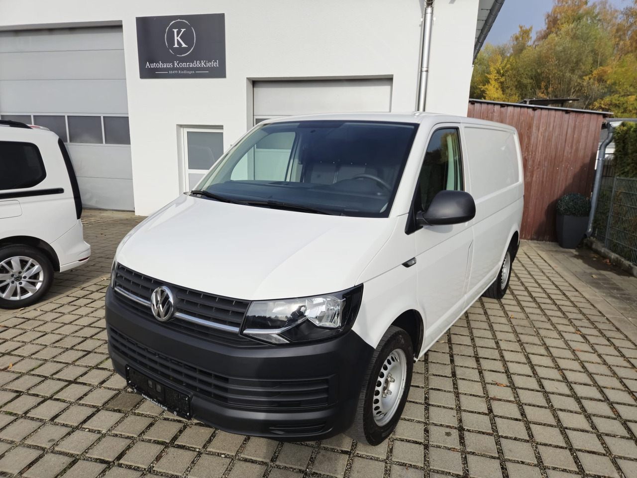 VOLKSWAGEN T6 Transporter Kasten-Kombi/AHK - Цельнометаллический фургон: фото 1 VOLKSWAGEN T6 Transporter Kasten-Kombi/AHK - Цельнометаллический фургон: фото 1