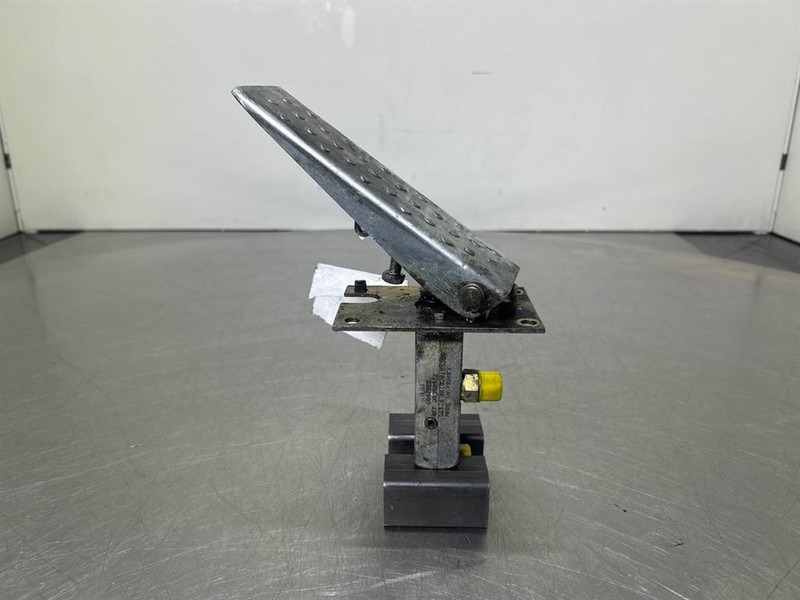 Terex TW150-Atlas 6049419/6047885-Gas pedal - Кабина и интерьер для Строительной техники: фото 2 Terex TW150-Atlas 6049419/6047885-Gas pedal - Кабина и интерьер для Строительной техники: фото 2