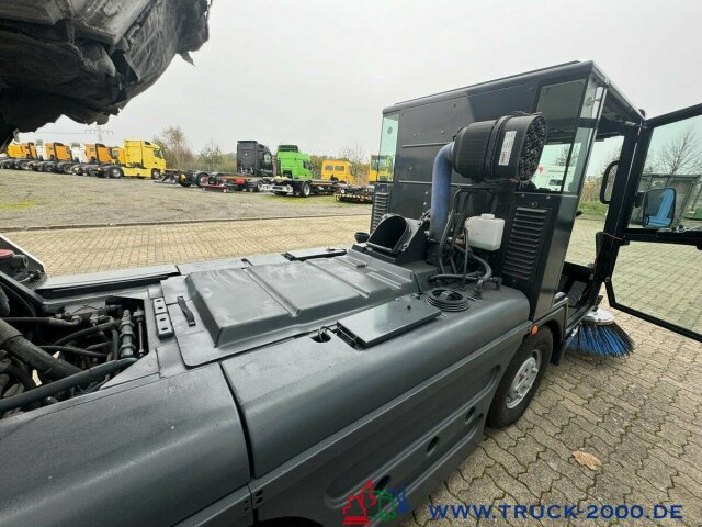 Schmidt Swingo Compact 200 4 Radlenkung Kehren & Sprühen - Подметально-уборочная машина: фото 3 Schmidt Swingo Compact 200 4 Radlenkung Kehren & Sprühen - Подметально-уборочная машина: фото 3