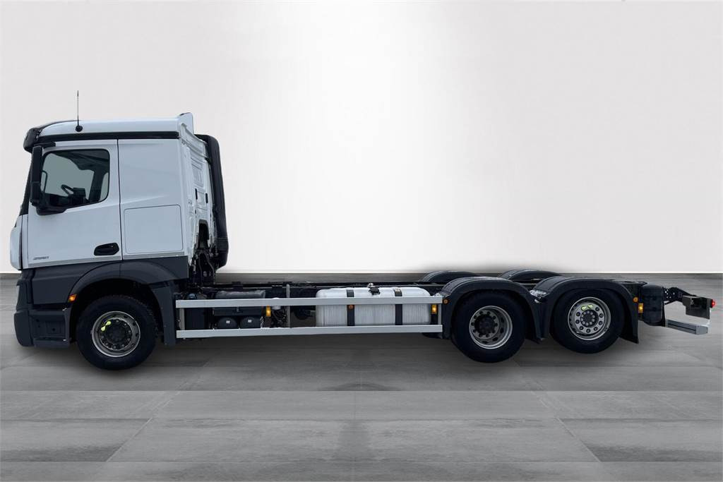 Mercedes-Benz Actros 2551L 6x2 alusta - Грузовик-шасси: фото 2 Mercedes-Benz Actros 2551L 6x2 alusta - Грузовик-шасси: фото 2