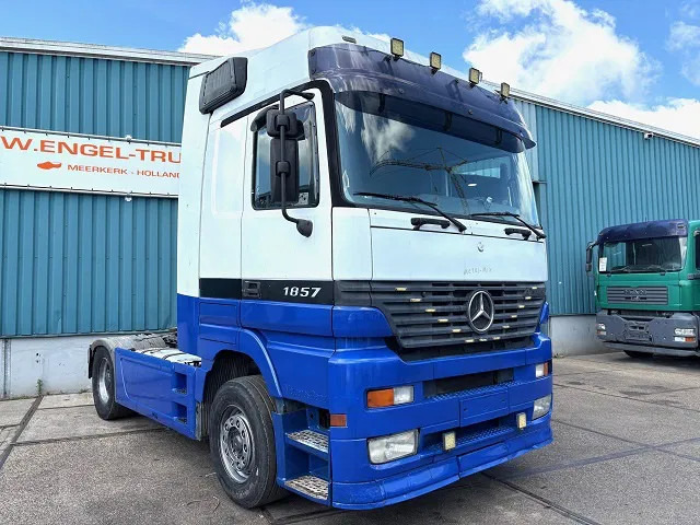 Mercedes-Benz Actros 1857 LS (MP1) MEGASPACE (EPS WITH CLUTCH (3-PEDALS) / RETARDER / REDUCTION AXLE / AIRCONDITIONING) - Тягач: фото 2 Mercedes-Benz Actros 1857 LS (MP1) MEGASPACE (EPS WITH CLUTCH (3-PEDALS) / RETARDER / REDUCTION AXLE / AIRCONDITIONING) - Тягач: фото 2