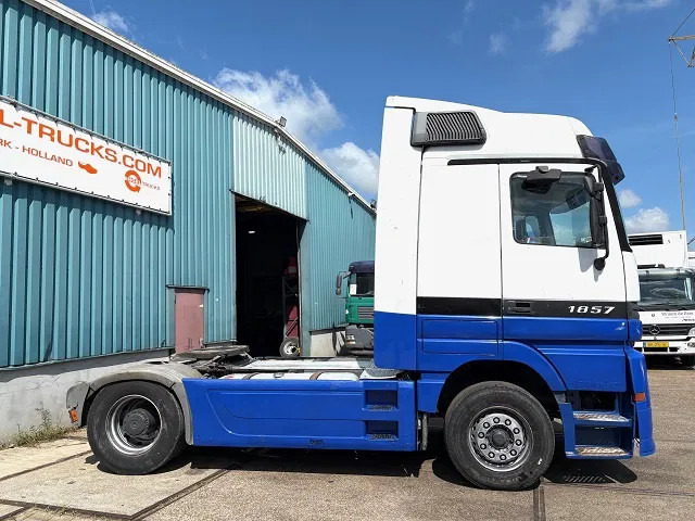 Mercedes-Benz Actros 1857 LS (MP1) MEGASPACE (EPS WITH CLUTCH (3-PEDALS) / RETARDER / REDUCTION AXLE / AIRCONDITIONING) - Тягач: фото 4 Mercedes-Benz Actros 1857 LS (MP1) MEGASPACE (EPS WITH CLUTCH (3-PEDALS) / RETARDER / REDUCTION AXLE / AIRCONDITIONING) - Тягач: фото 4