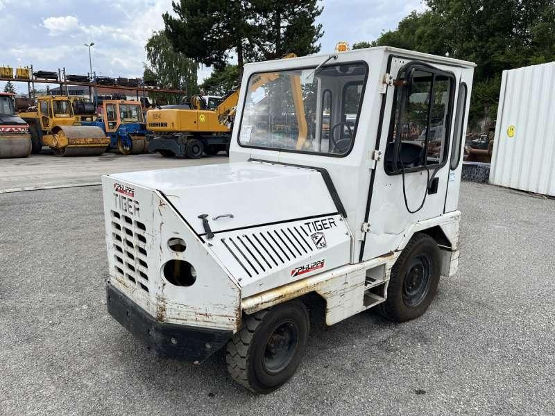 TAYLOR-DUNN TC-40 - Трактор: фото 2 TAYLOR-DUNN TC-40 - Трактор: фото 2