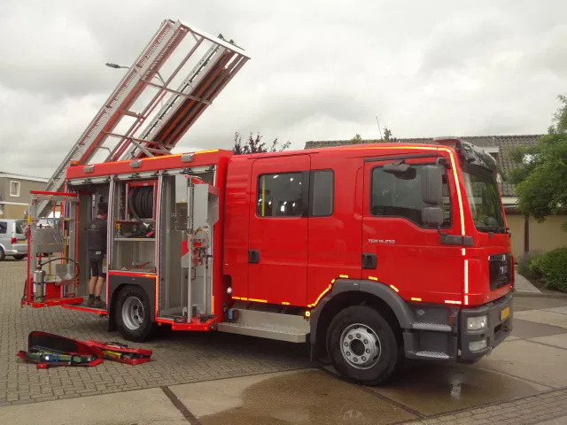 MAN TGM 15.250 FIRE TRUCK,2000 LITER TANK, FOAM TANK, AIRCO,WITH EQUIPMENT - Пожарная машина: фото 5 MAN TGM 15.250 FIRE TRUCK,2000 LITER TANK, FOAM TANK, AIRCO,WITH EQUIPMENT - Пожарная машина: фото 5
