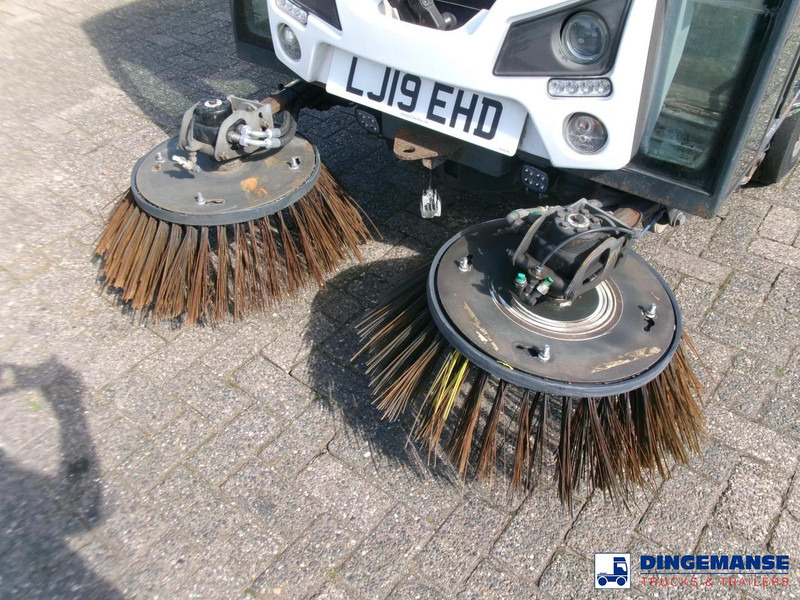 Подметально-уборочная машина Johnston C202 compact street sweeper: фото 6 Подметально-уборочная машина Johnston C202 compact street sweeper: фото 6